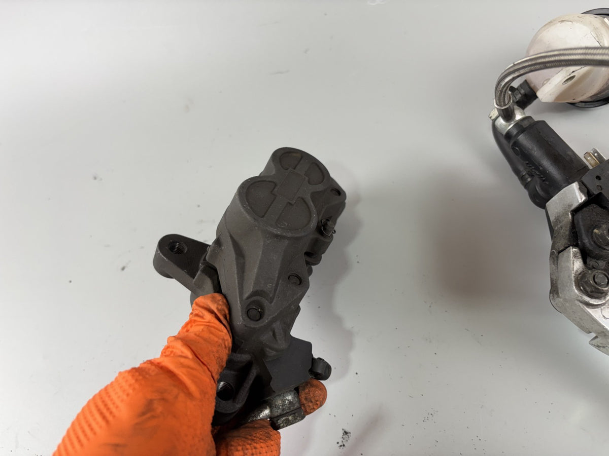 Triumph Daytona 955 T 595 Bremsanlage Bremse Brake Sattel Pumpe front vorne