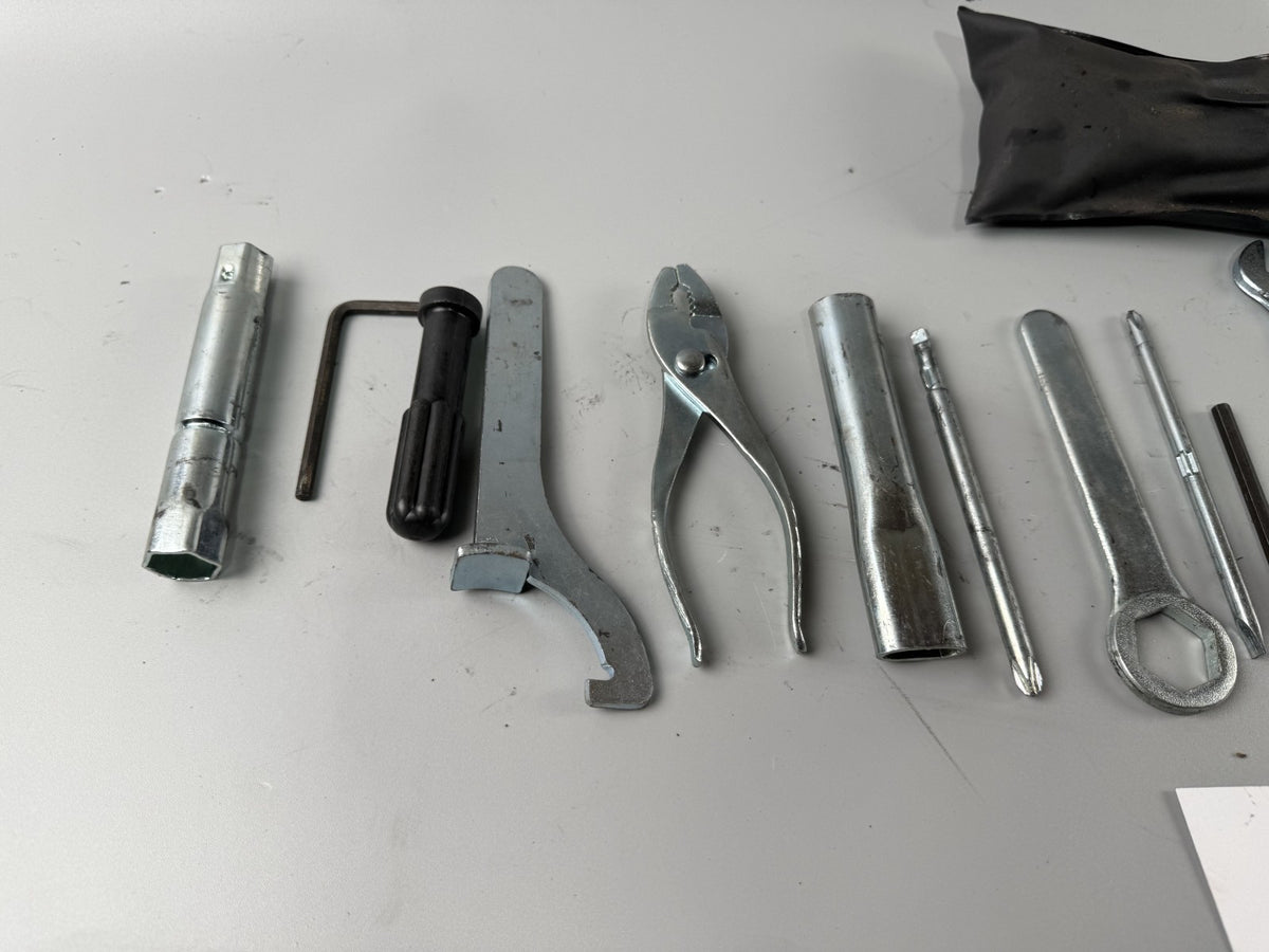 Suzuki GSF 600 Bandit POP WVA8 Bordwerkzeug Tools Werkzeuge