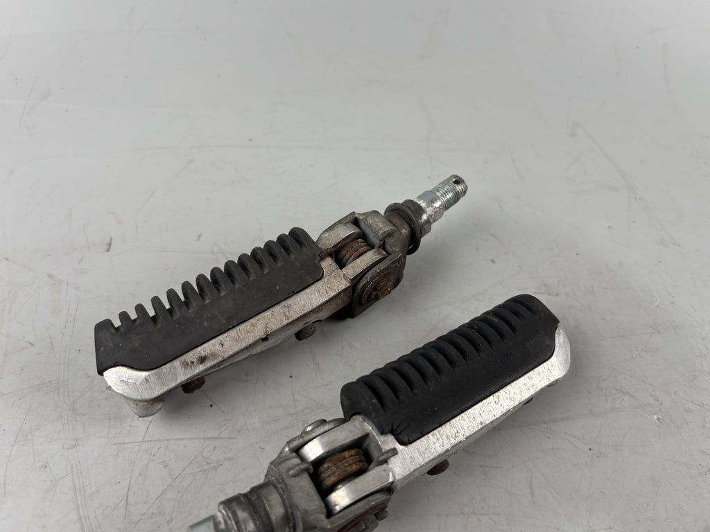 Suzuki RF 600 R GN76A Fußraste Fußrasten vorne front Step Hangers