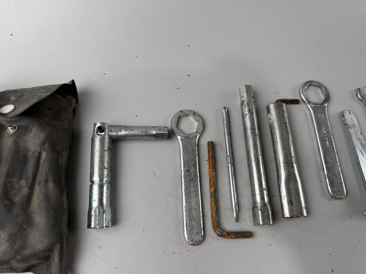 Suzuki GSF600 GN77B Bandit Bordwerkzeug Tools Werkzeug