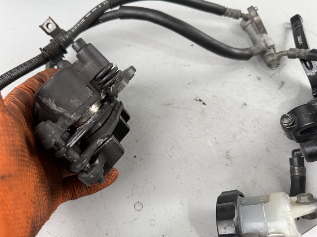 Suzuki SV650 S AV Bremsanlage Bremse Brake front vorne Bremssattel Bremspumpe