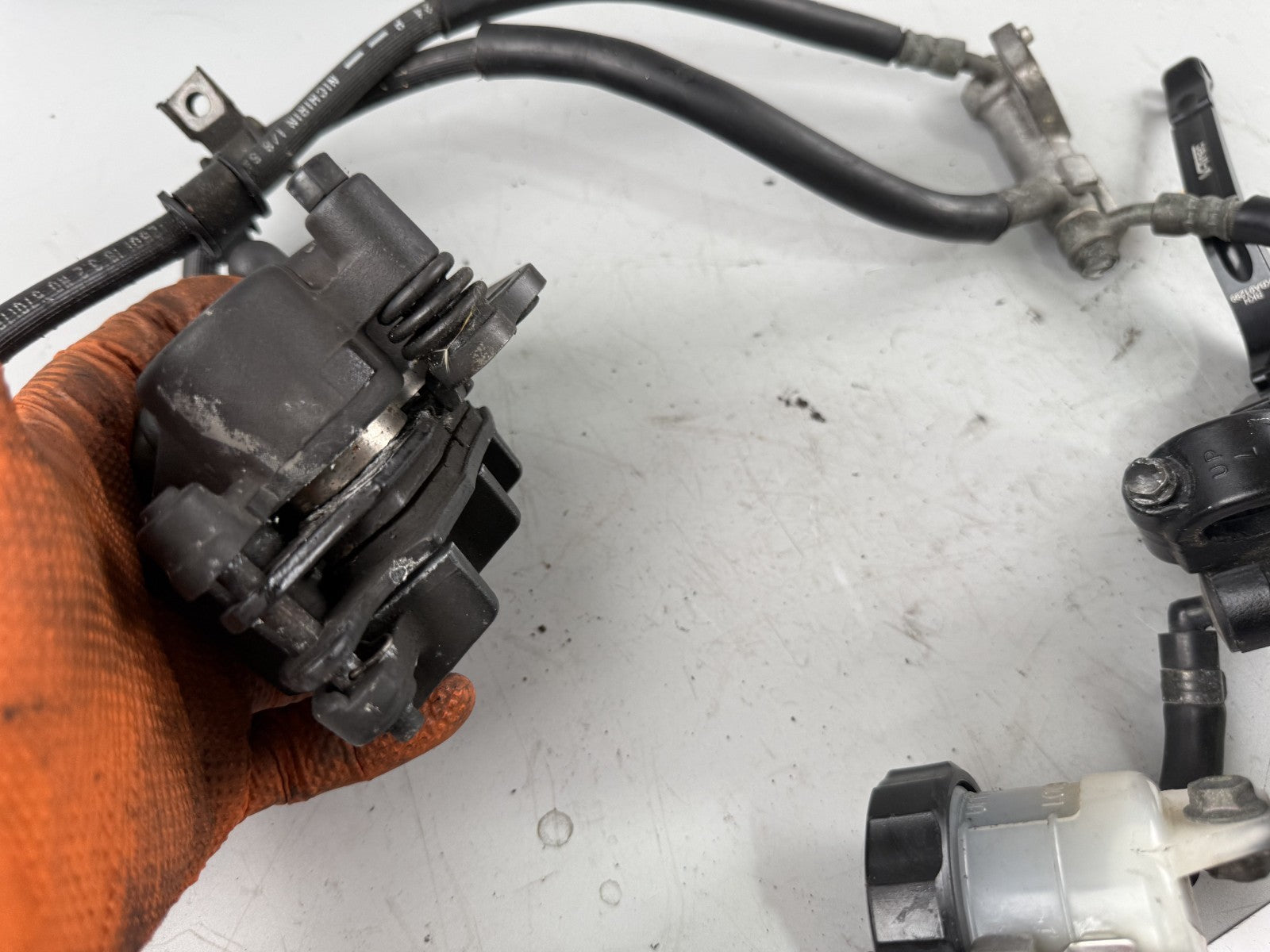 Suzuki SV650 S AV Bremsanlage Bremse Brake front vorne Bremssattel Bremspumpe
