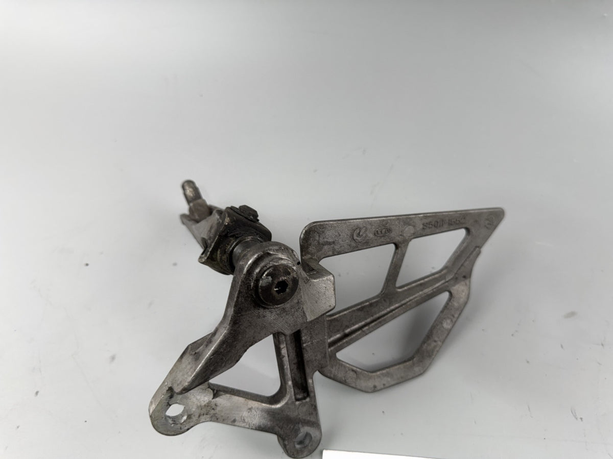 Kawasaki ZX-6R ZX600F Fußraste vorne Fahrerraste Foot Hangers links left