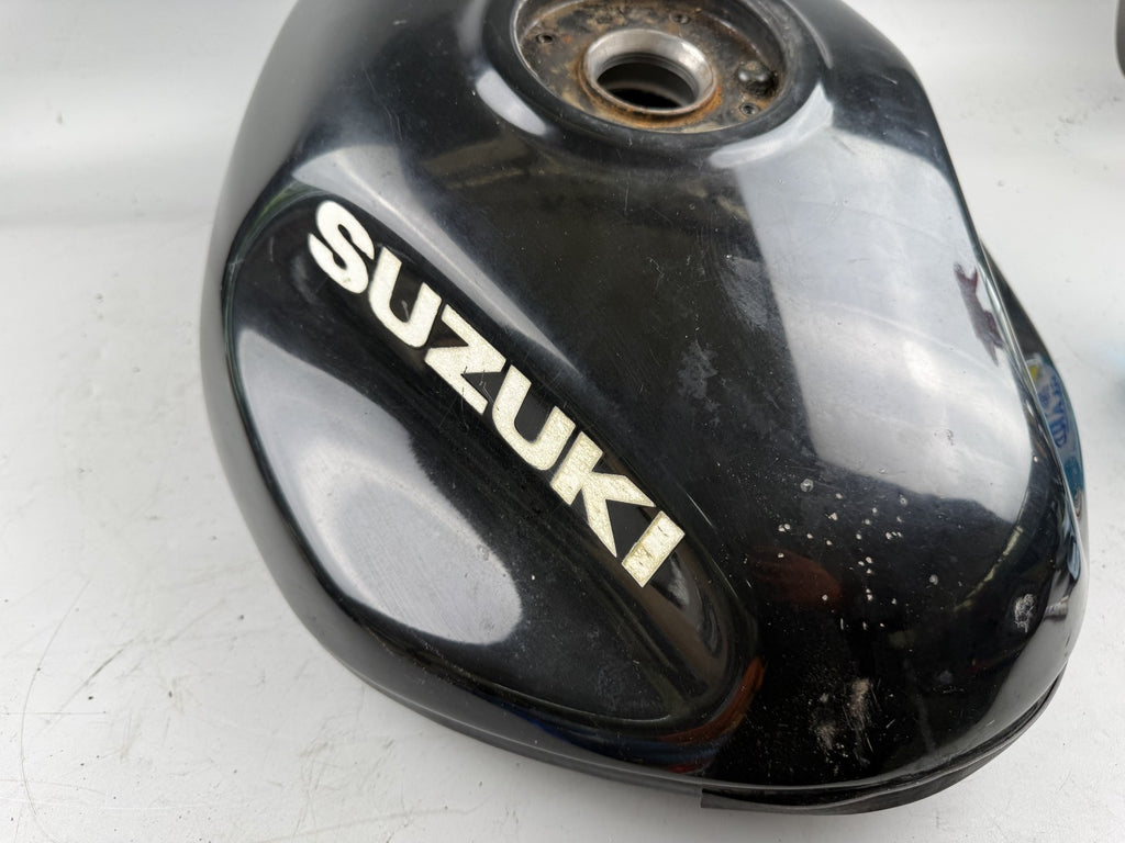 Suzuki GSF600 GN77B Tank Benzintank Kraftstofftank Treibstofftank Fuel Gasoline