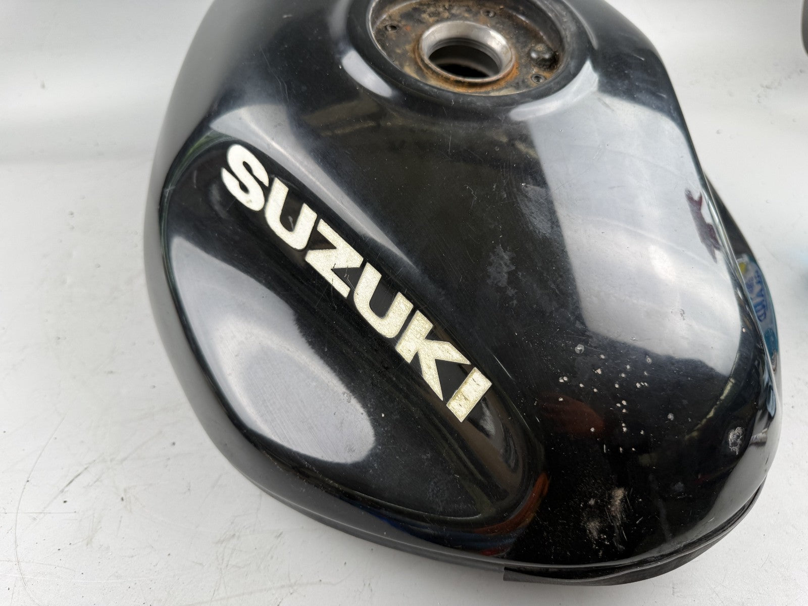 Suzuki GSF600 GN77B Tank Benzintank Kraftstofftank Treibstofftank Fuel Gasoline