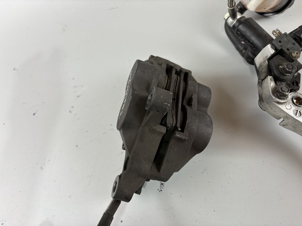 Triumph Daytona 955 T 595 Bremsanlage Bremse Brake Sattel Pumpe front vorne