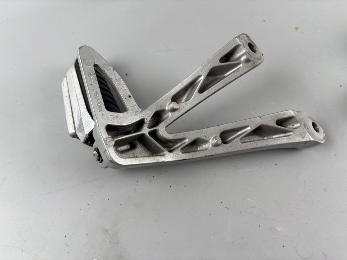 Suzuki GSX 650 F FA WVCJ Soziusfußraste Foot Step Hangers Beifahrer hinten links