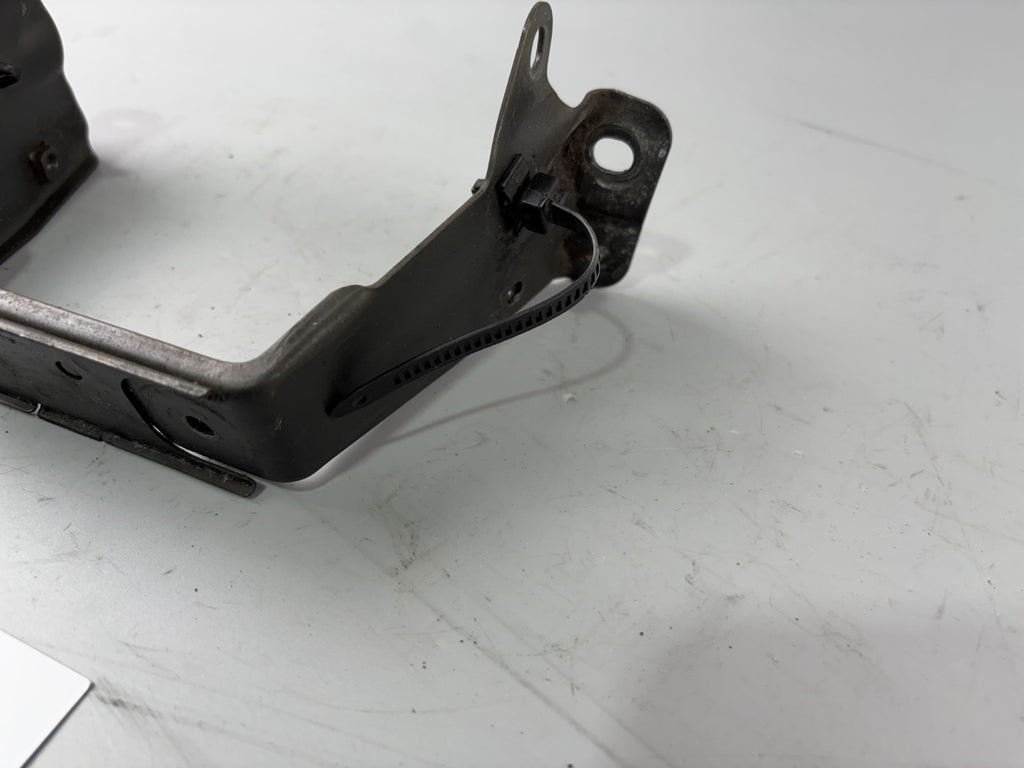 Suzuki GSX 750 F AK11 Halterung Tankhalter Halter Kraftstofftank Befestigung