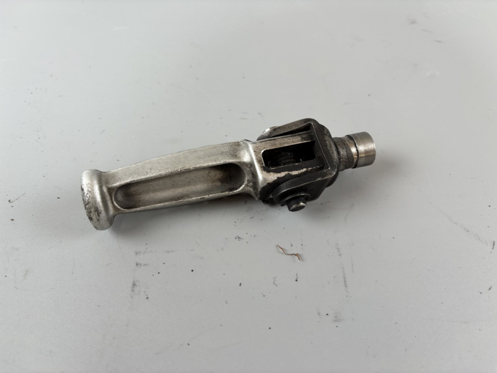 Triumph Daytona 955 T 595 Fußraste Foot Hangers frontrechts right  vorne front