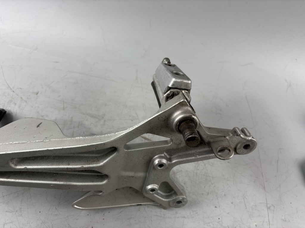 Honda CBF 600 S PC38 Fußrastenanlage Foot hangers rechts right Halteplatte