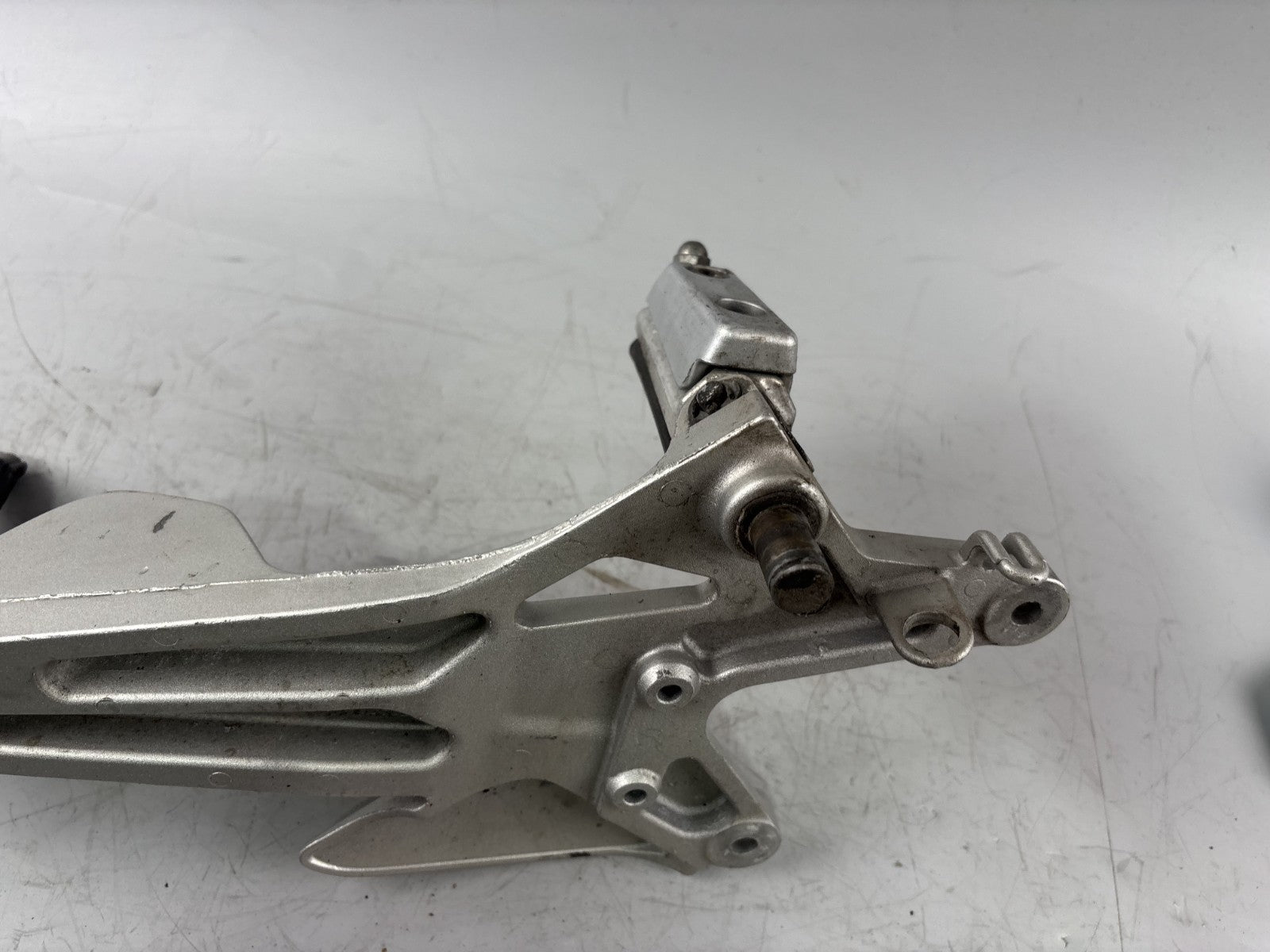 Honda CBF 600 S PC38 Fußrastenanlage Foot hangers rechts right Halteplatte