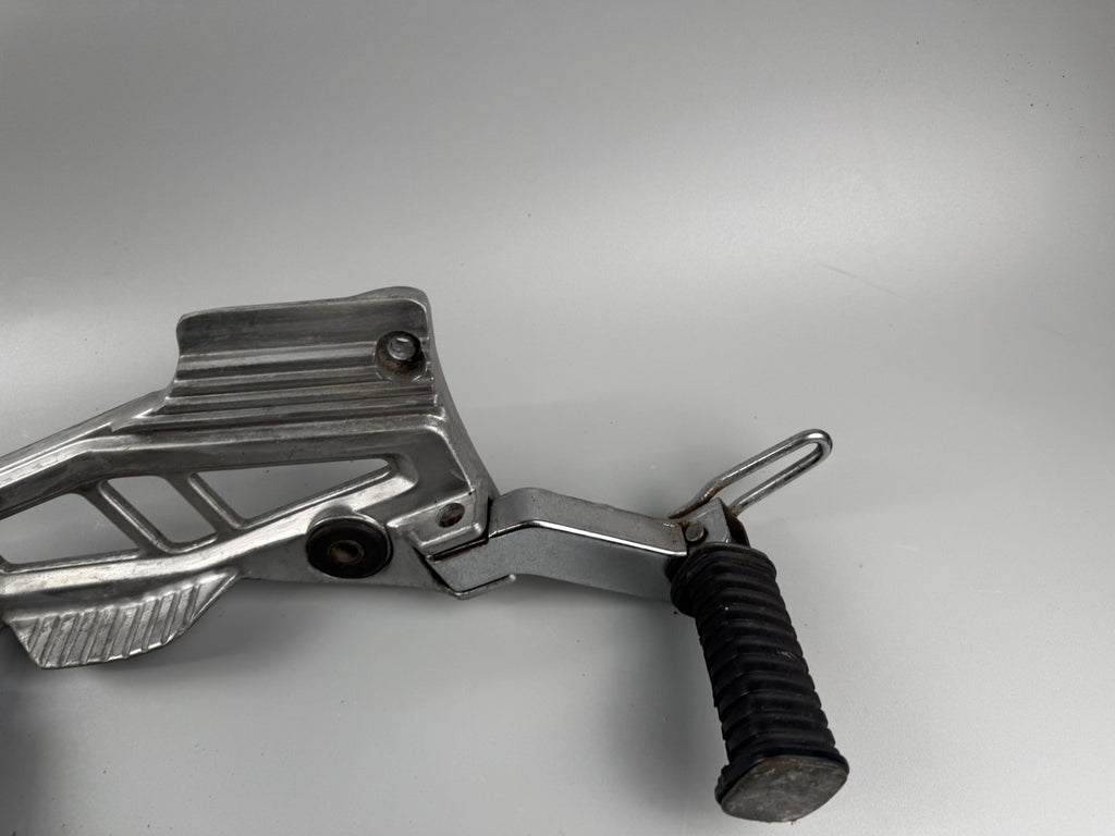 Kawasaki ER 5 ER500A Fußrastenanlage Fußraste Step Hangers Halteplatte links