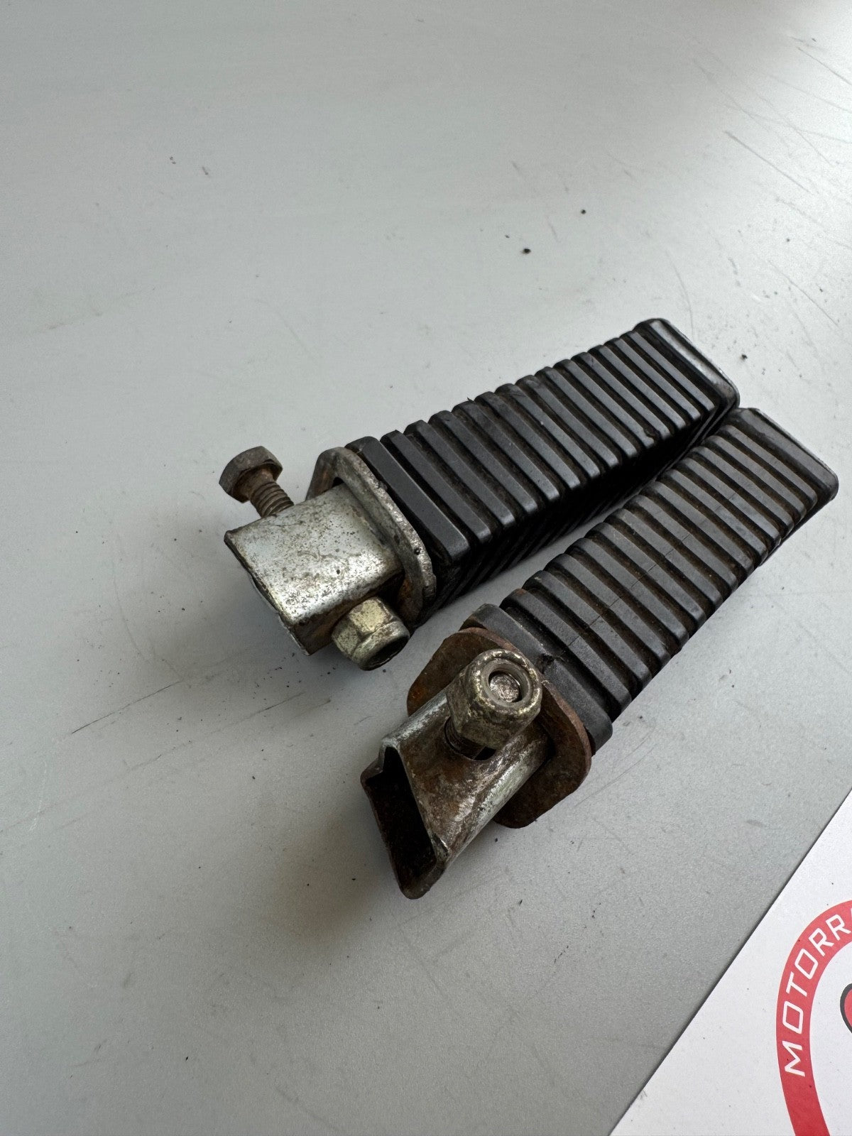 Suzuki DR 125 SF44A Fußrasten hinten Soziusfußrasten rechts links Zubehör