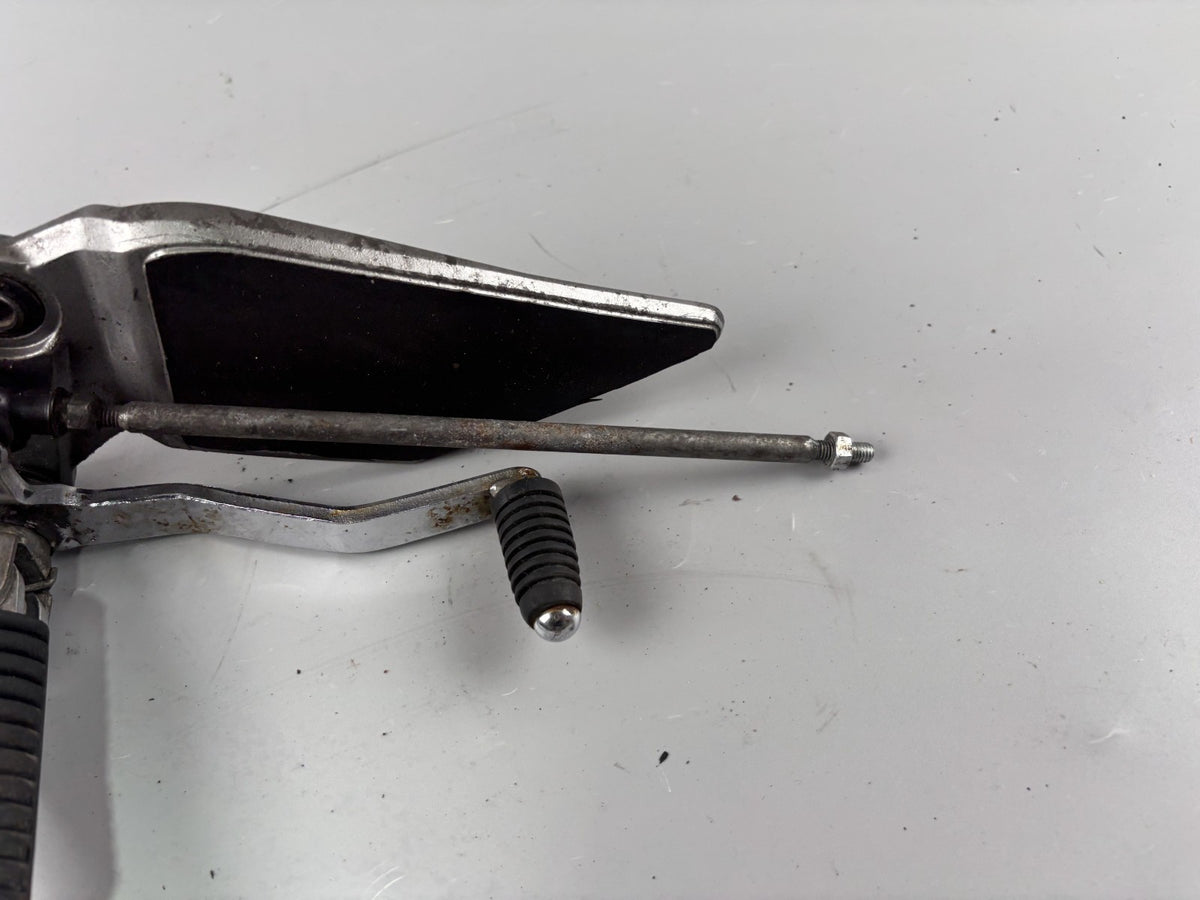 Suzuki GSF600 GN77B Fußraste Fußrastenanlage Foot Hangers Step links left