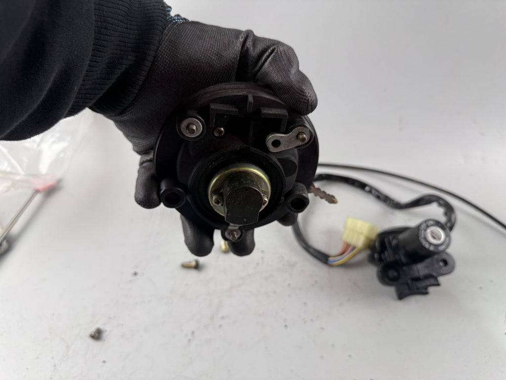 Triumph Speed Triple 900 T300B Schlosssatz Sitzbankschloss Key Lock Tankschloss