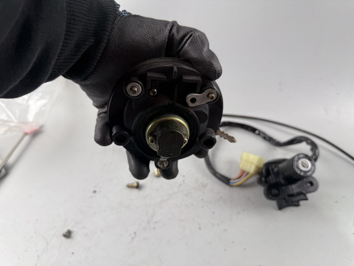 Triumph Speed Triple 900 T300B Schlosssatz Sitzbankschloss Key Lock Tankschloss