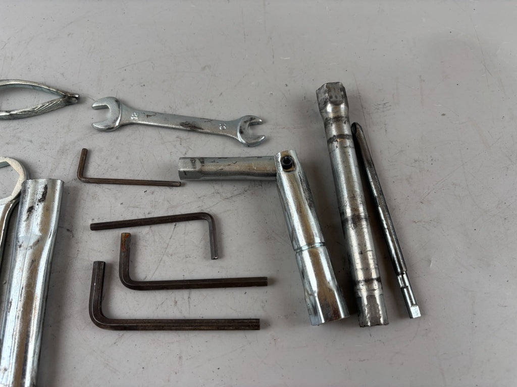 Suzuki GSX-R 1100 W GU75C Bordwerkzeug Tools Werkzeug