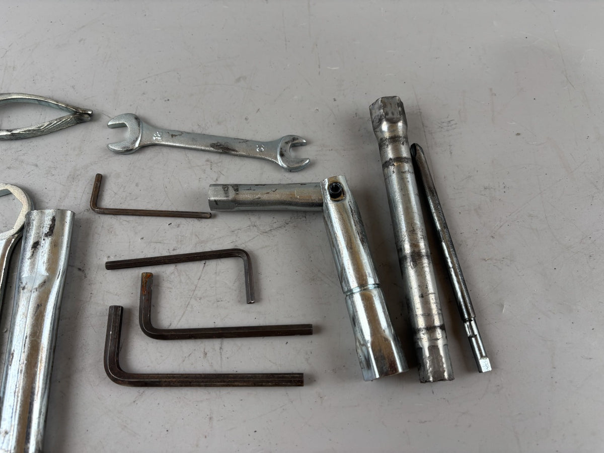 Suzuki GSX-R 1100 W GU75C Bordwerkzeug Tools Werkzeug