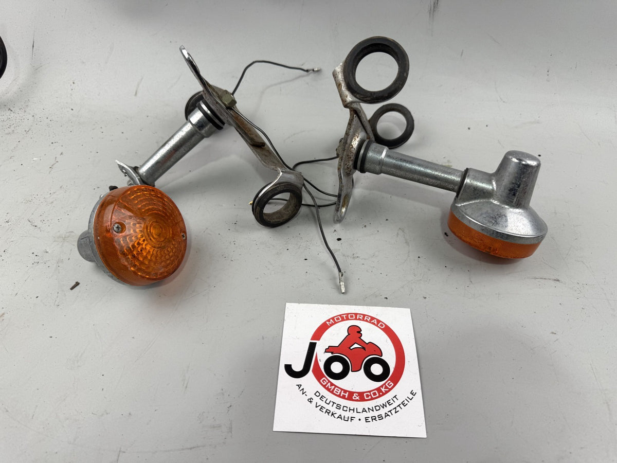 Suzuki GN250 NJ42A Blinkerpaar Blinker turn Signal vorne Halterung Scheinwerfer