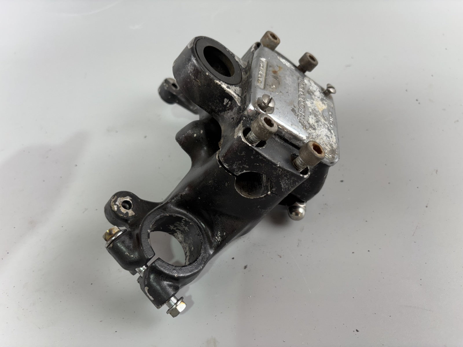 Honda CX500 C PC01 Güllepumpe Gabelbrücke Bridge Halterung Holder