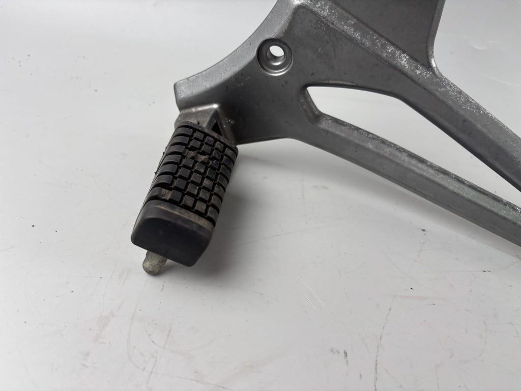 Kawasaki ER 5 EX500A Fußrastenanlage Fußraste Step Hangers Halteplatte links