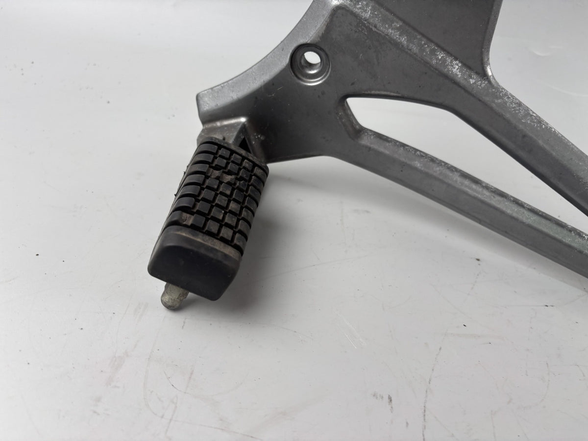 Kawasaki ER 5 EX500A Fußrastenanlage Fußraste Step Hangers Halteplatte links