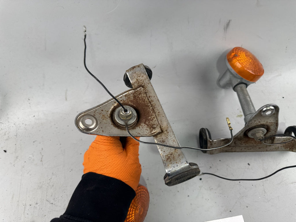 Suzuki GN250 NJ42A Blinkerpaar Blinker turn Signal vorne Halterung Scheinwerfer