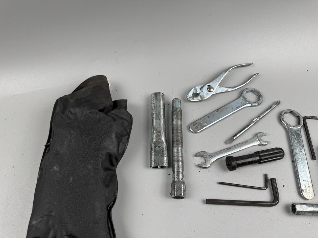Suzuki GSX 750 AE Inazuma Bordwerkzeug Tools Spezialwerkzeug Parts