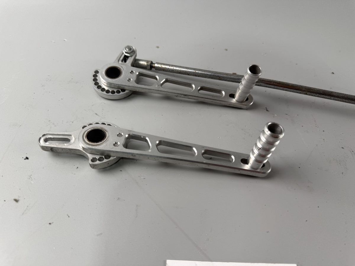 Suzuki GSX - R 1100 GV73C Schaltgestänge Bremspedal Fußhebel Brake Switch Step