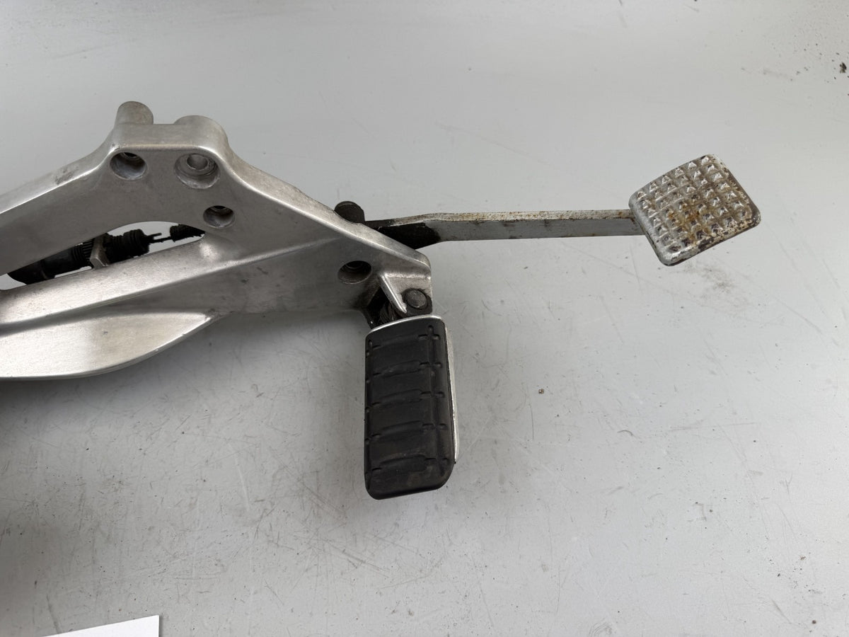 Honda NT650V Deauville RC47 Fußrastenanlage Foot Step Hangers Pedal Fußraste