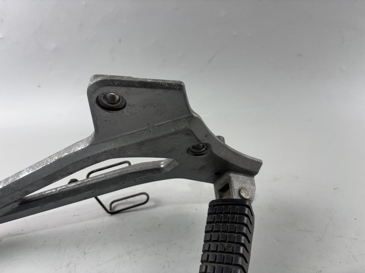 Kawasaki ER 5 EX500A Fußrastenanlage Fußraste Step Hangers Halteplatte rechts
