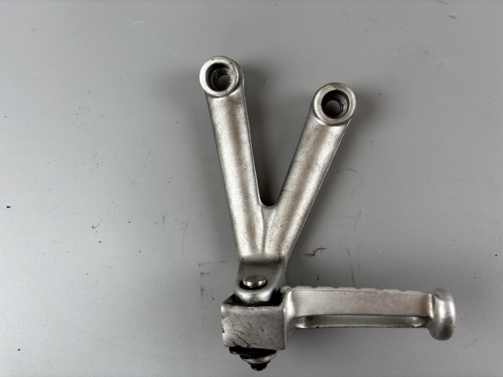 Triumph Daytona 955 T 595 Soziusfußraste Fußraste Foot Hangers links left