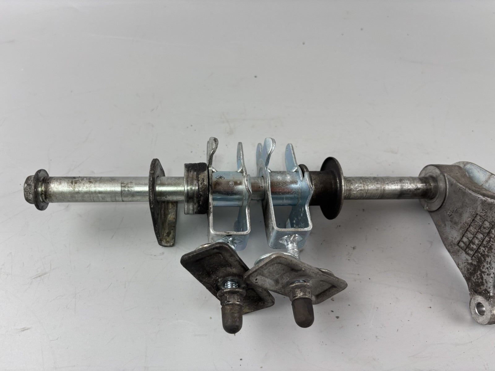 Suzuki GSX 750 F AK11 Achse Hinterradachse back hinten Kettenspanner