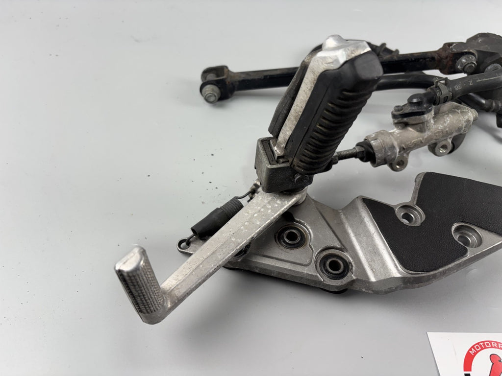 Suzuki GSF600 GN77B Bremsanlage Bremse Brake Sattel Pumpe hinten back Fußraste