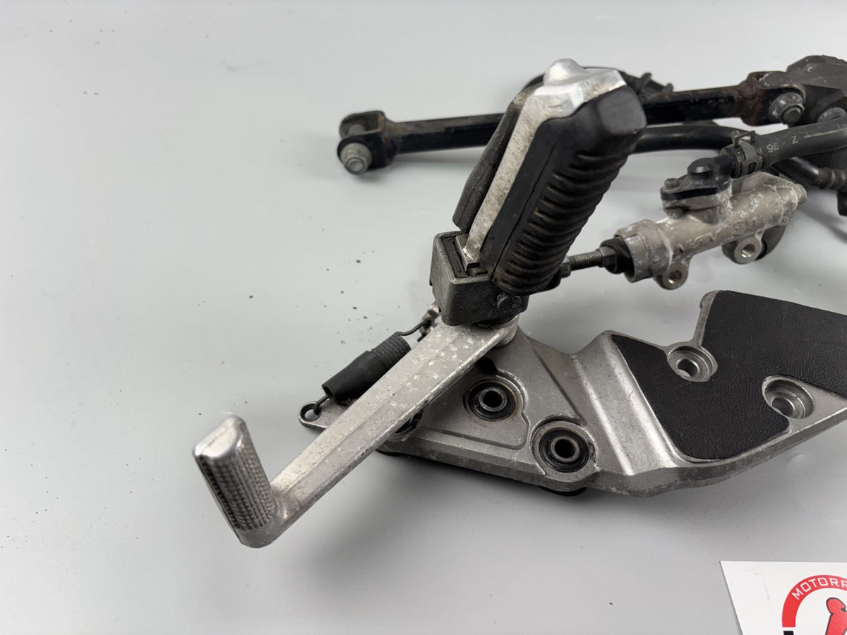 Suzuki GSF600 GN77B Bremsanlage Bremse Brake Sattel Pumpe hinten back Fußraste