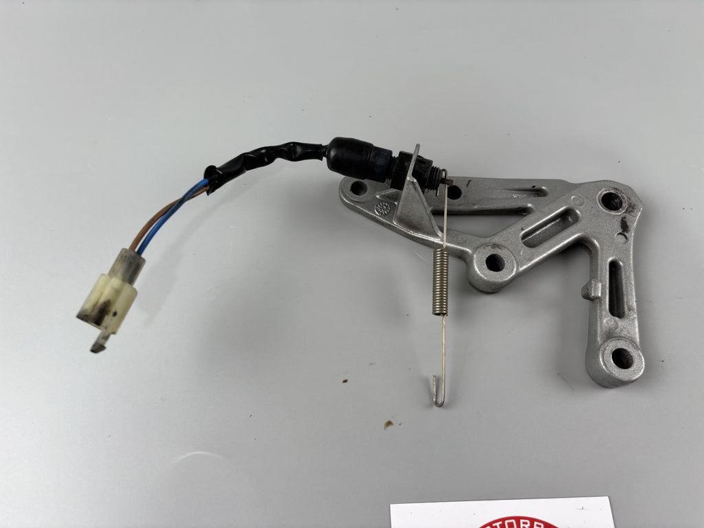 Triumph Daytona 955i T595 N 2002  FussrastenHalter vorne rechts Fußrastenanlage