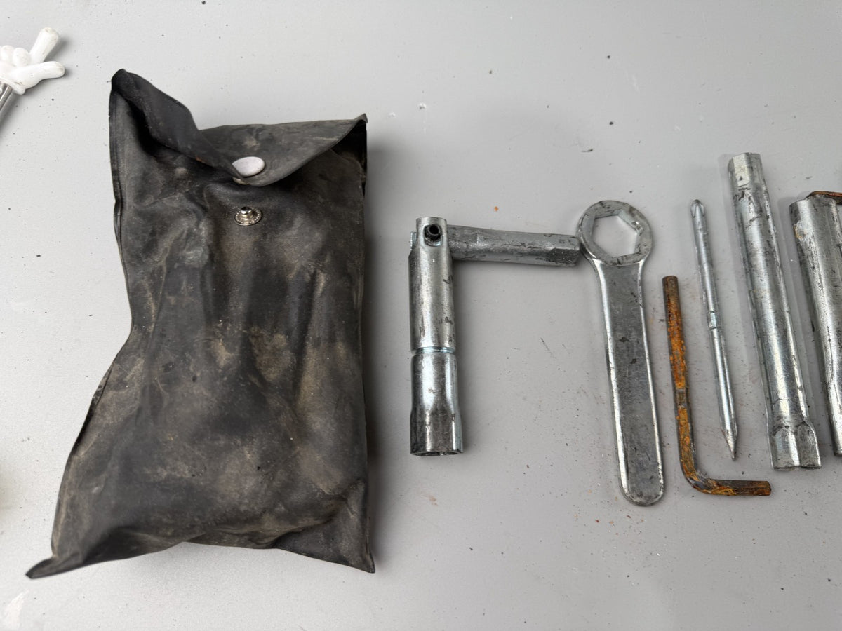 Suzuki GSF600 GN77B Bandit Bordwerkzeug Tools Werkzeug