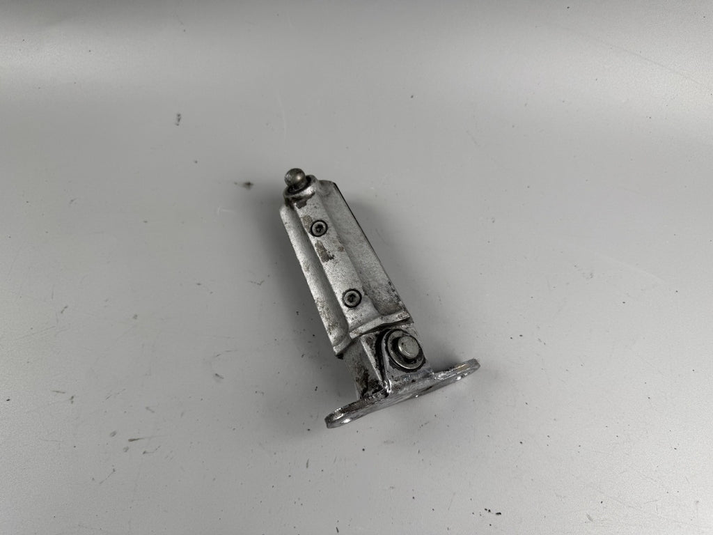 Kawasaki GPZ 900 R ZX 900 A Ninja Fußrasten Fußraste Steps Hanger vorne rechts