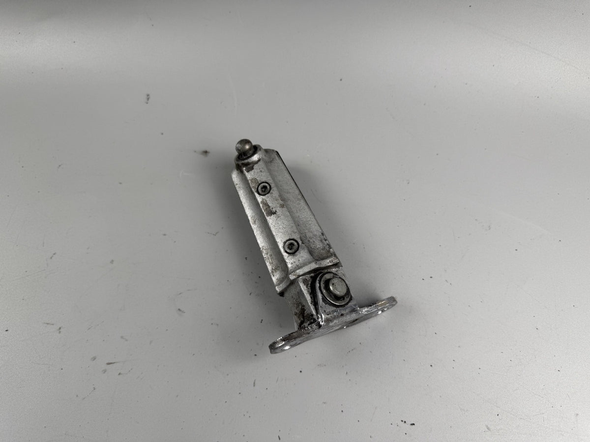 Kawasaki GPZ 900 R ZX 900 A Ninja Fußrasten Fußraste Steps Hanger vorne rechts