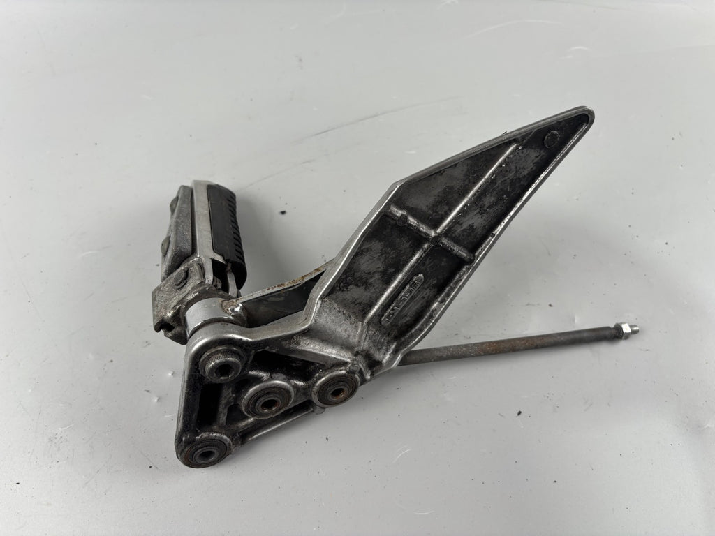 Suzuki GSF600 GN77B Fußraste Fußrastenanlage Foot Hangers Step links left