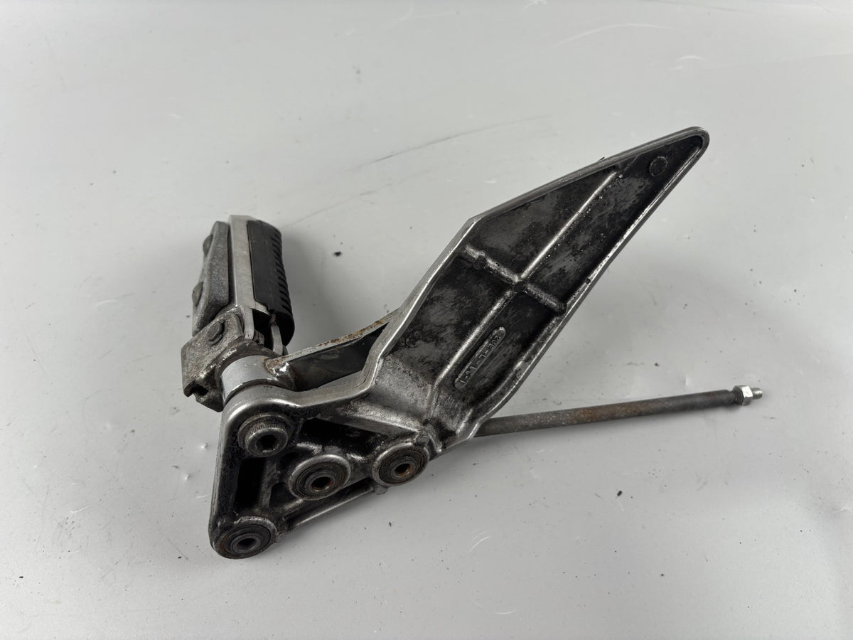Suzuki GSF600 GN77B Fußraste Fußrastenanlage Foot Hangers Step links left