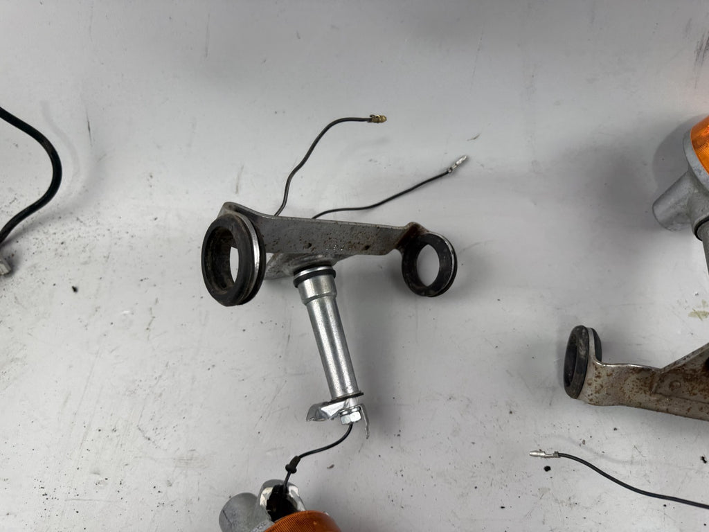 Suzuki GN250 NJ42A Blinkerpaar Blinker turn Signal vorne Halterung Scheinwerfer