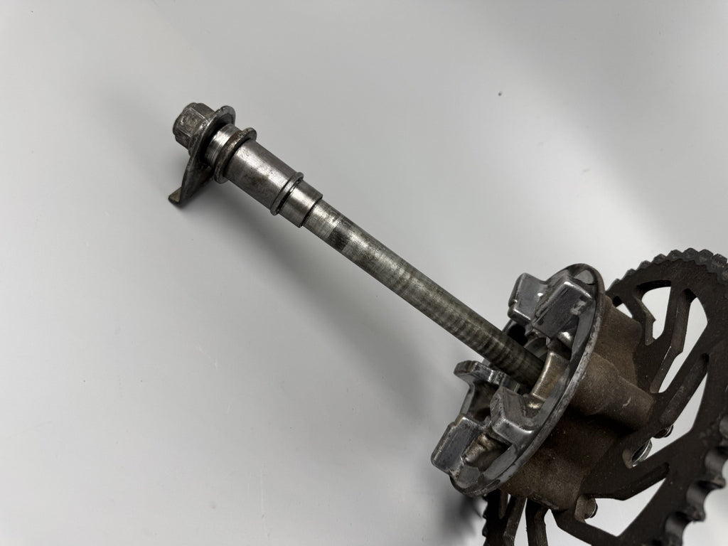 Suzuki GSF600 GN77B Kettenrad Achse Hinterrad back Aufnahme