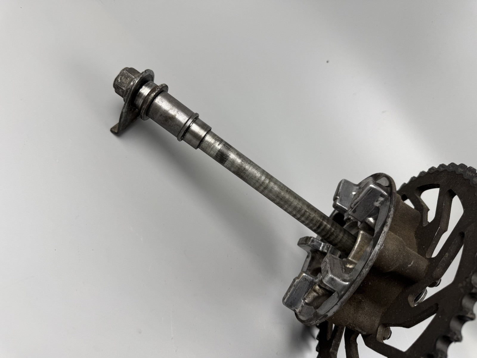 Suzuki GSF600 GN77B Kettenrad Achse Hinterrad back Aufnahme