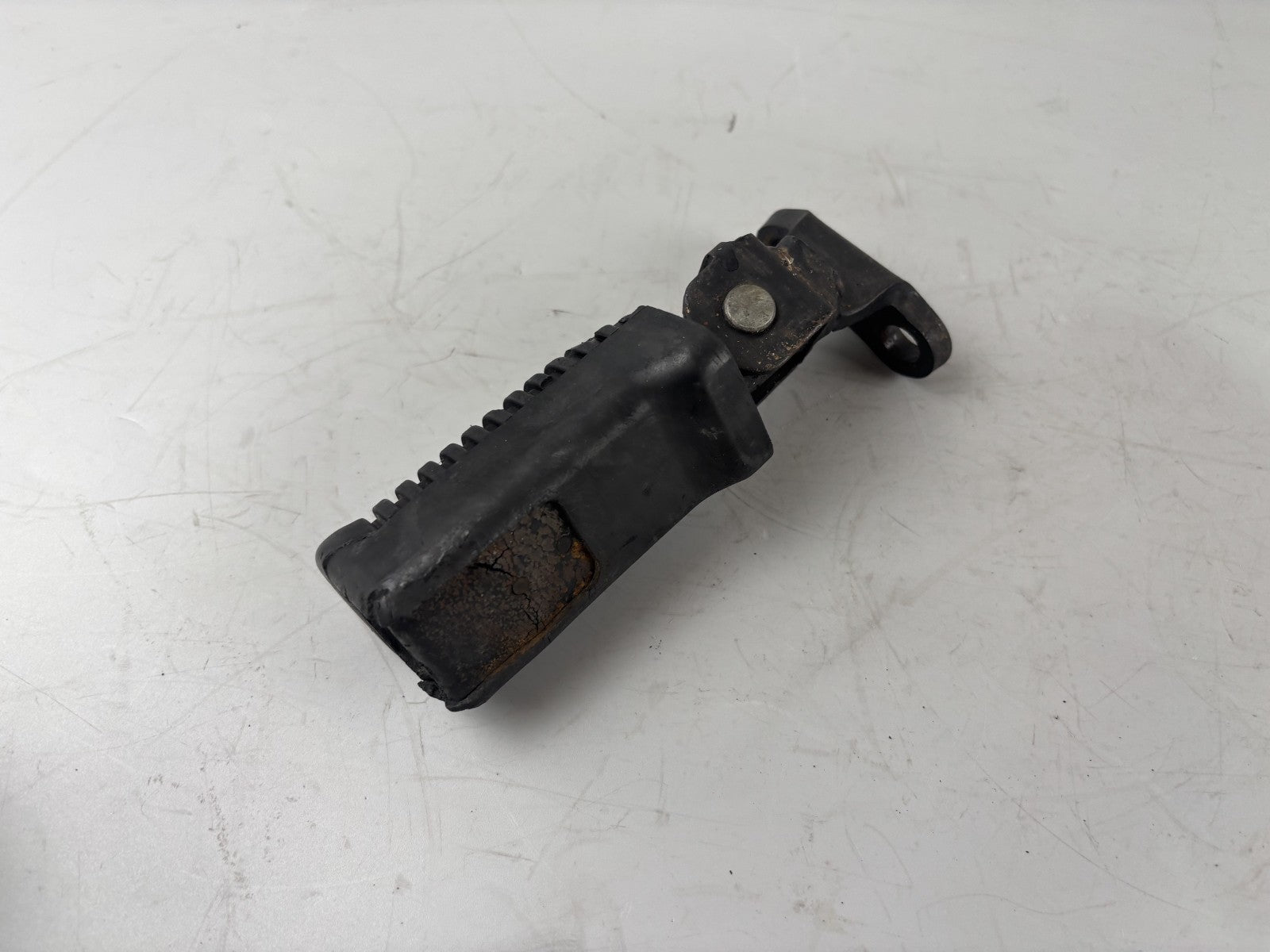 Yamaha XS400 2A2 Fußraste vorne front Hanger Step links left