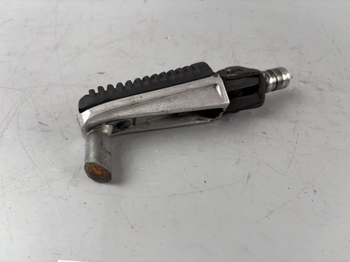 Yamaha FZS600 Fazer RJ02 Fußraste Foot Hangers Step rechts right vorne front