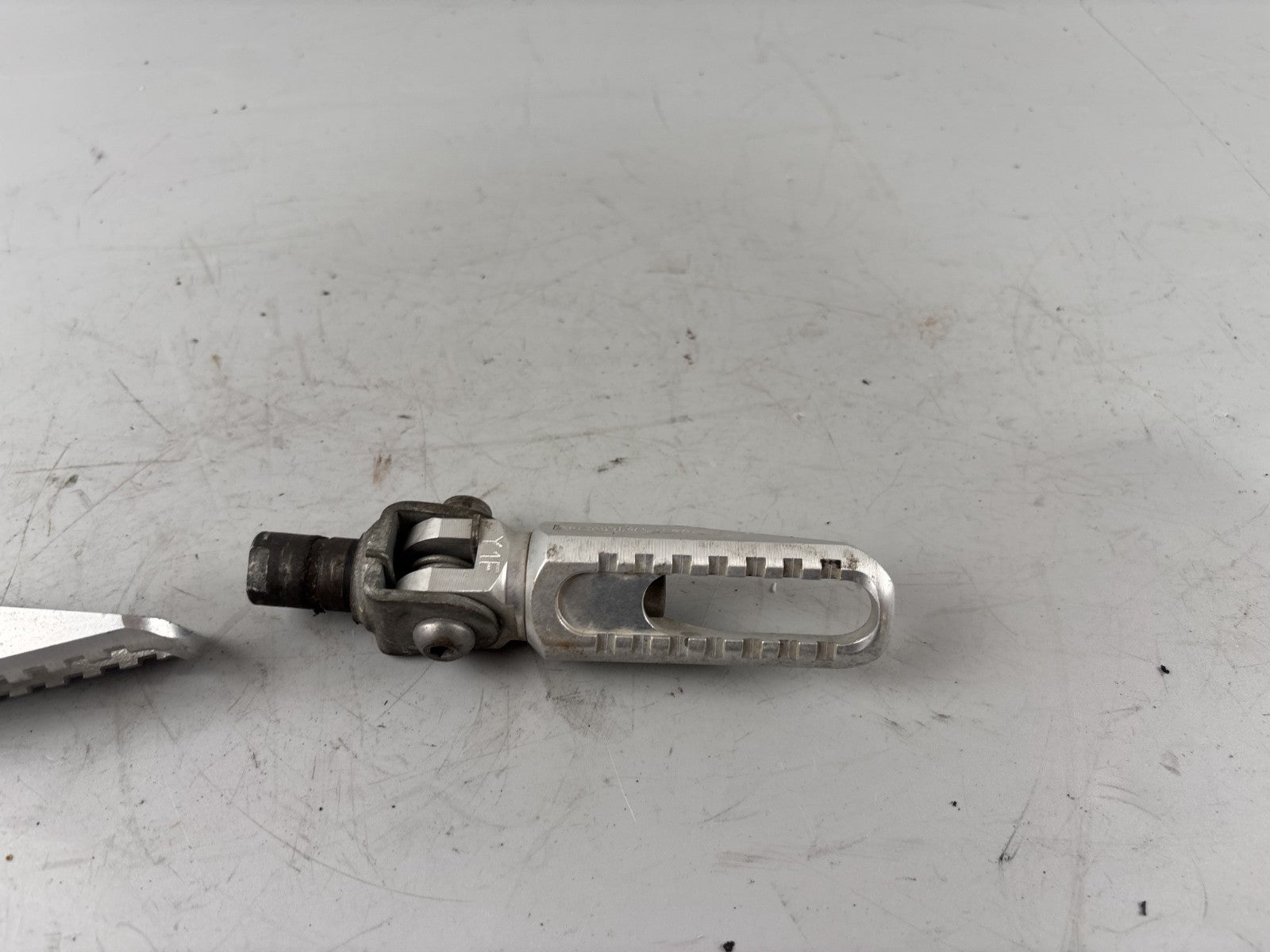 Yamaha XJR1300 RP02 Fußrasten Fußraste Steps Hanger rechts links vorne front