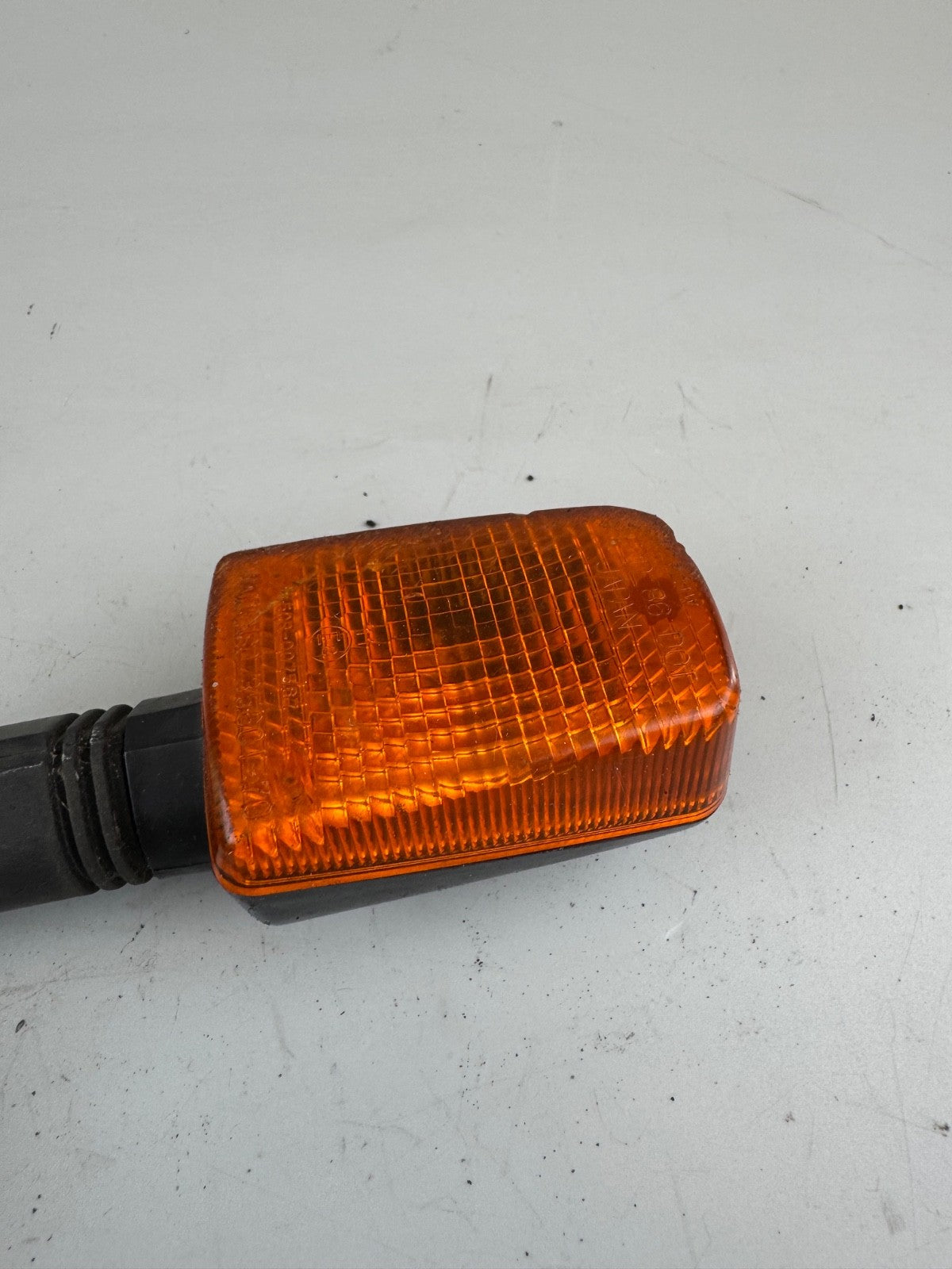 Suzuki DR 125 SF44A Blinker vorne links Blinkerhalter