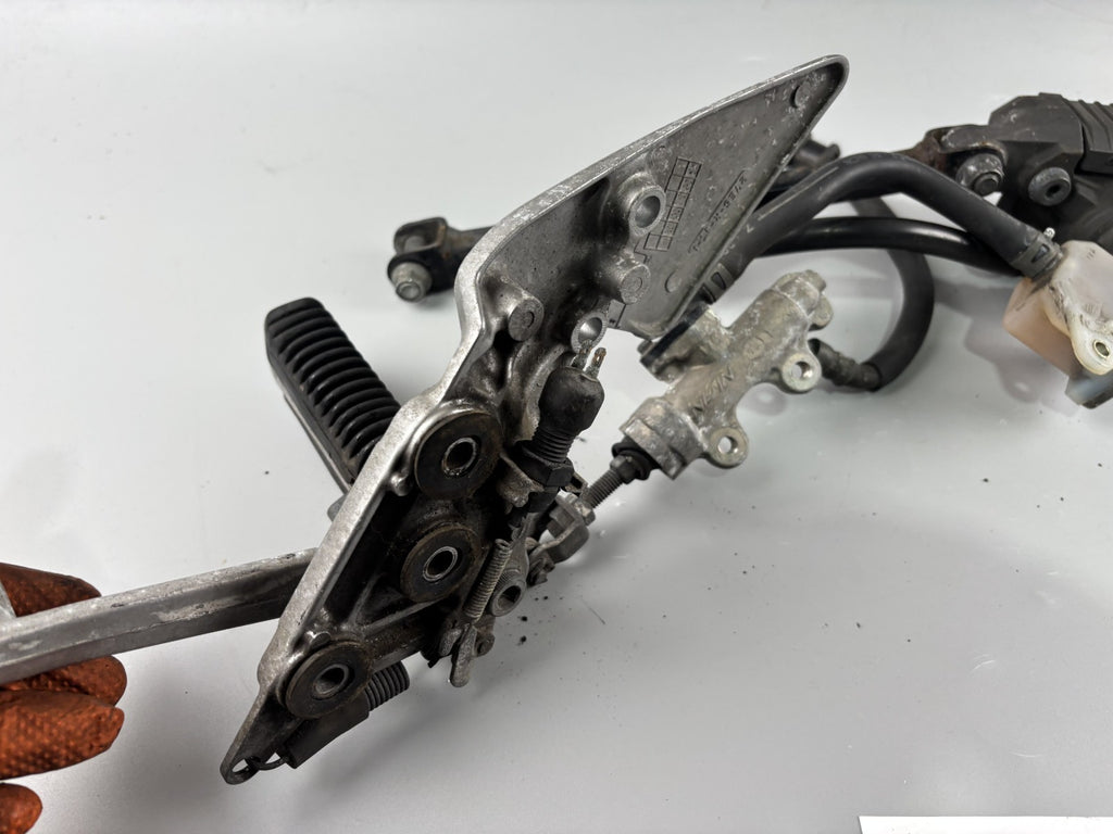 Suzuki GSF600 GN77B Bremsanlage Bremse Brake Sattel Pumpe hinten back Fußraste