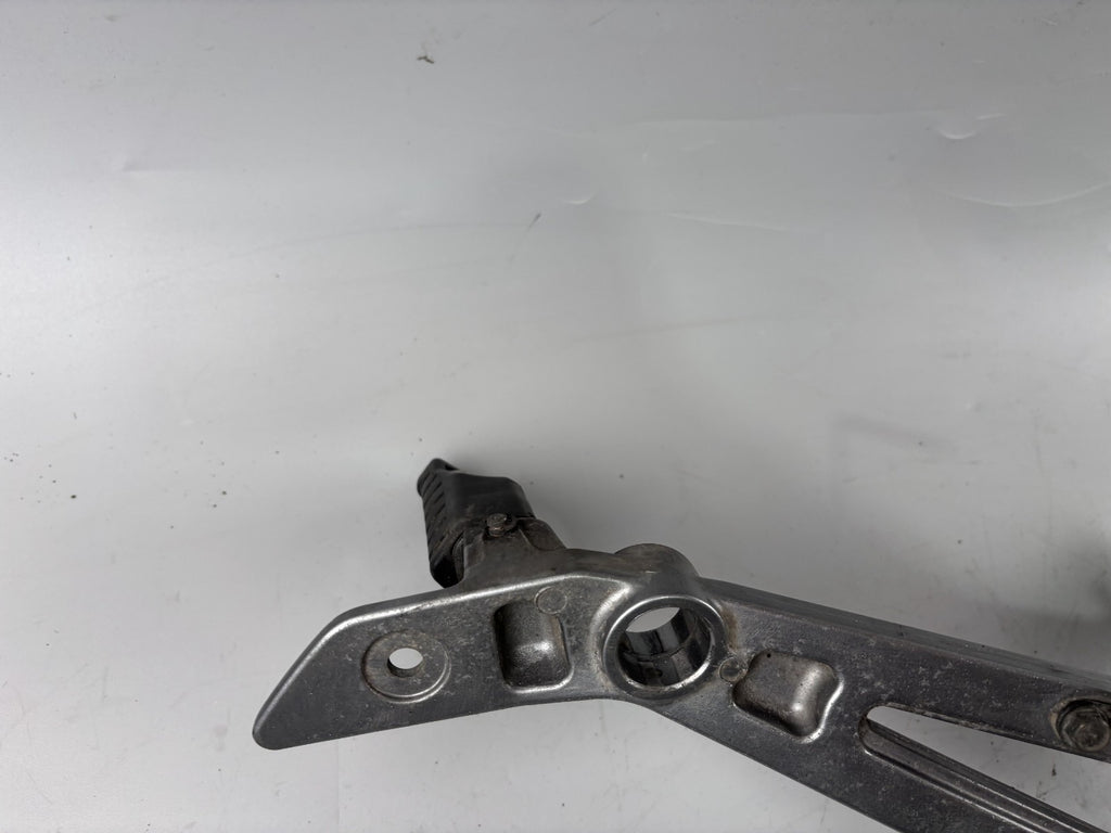 Kawasaki ER 5 EX500A Fußrastenanlage Fußraste Step Hangers Halteplatte rechts